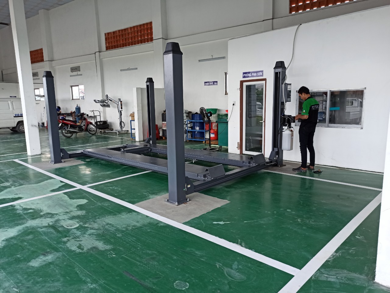 Cầu nâng 4 trụ 5.5 tấn kiểm tra góc lái FLW55311