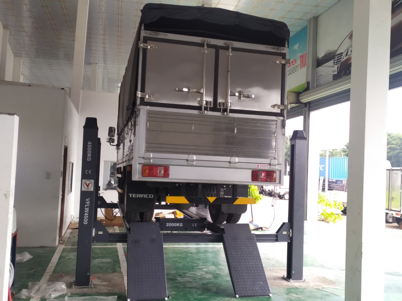 Cầu nâng 4 trụ loại cầu nâng có chức năng kiểm tra góc lái FLW45311