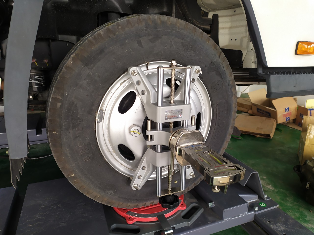 Cầu nâng 4 trụ loại cầu nâng có chức năng kiểm tra góc lái FLW45311